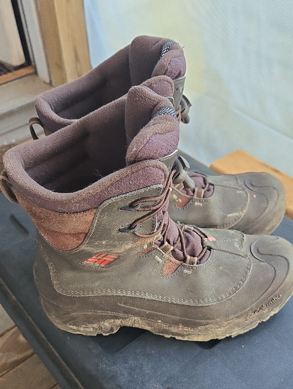 Columbia Boys Brown Boots w/Omni Heat 200 Grams Waterproof Size 7